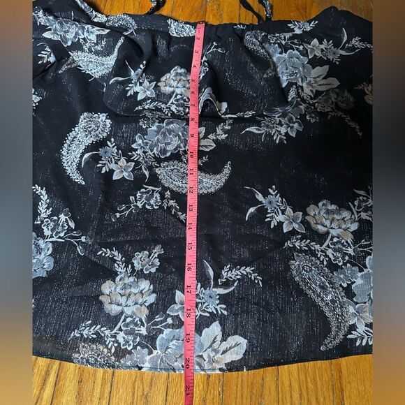 BCX Black and White Floral Top with a cool Goldish sheen - Picture 9 of 12